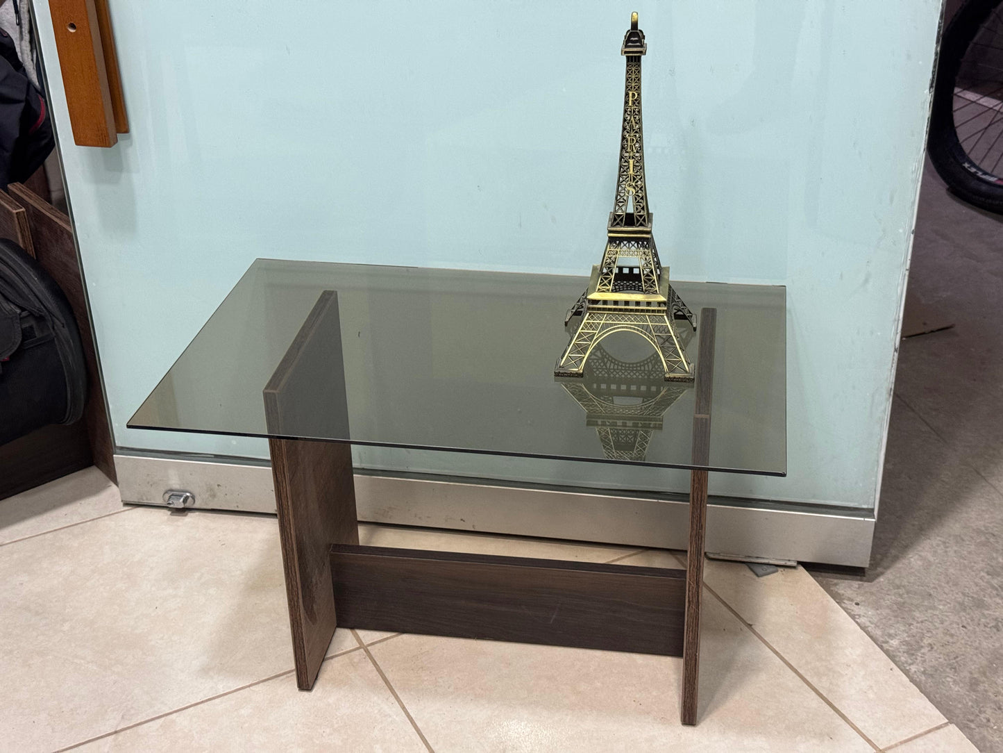Mesa de centro minimalista melamina y vidrio